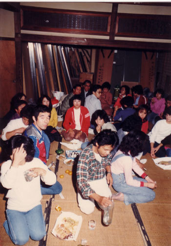 旧ろうあ会館での学習、会議などの様子（№９） 私たちの先輩の方々です。 左横には、青年部長としてまたは協会理事として活躍されていた宇野信俊さん（故人）も居ます。 写真は、昭和50年代の様子です。