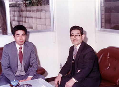 お祝いに駆けつけてくれた故土屋準一全日本ろうあ連盟長（当時）