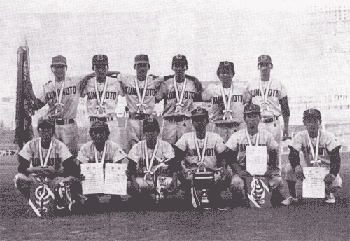 昭和52年10月18日 全国ろうあ者野球大会で初優勝したメンバー（於広島球場） ユニフォームは昭和50年10月松野頼三（当時自民党政調会長）先生の進呈によるもの。