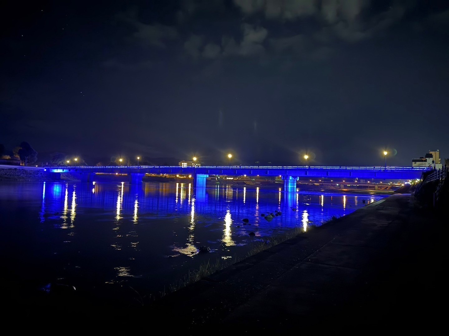 青色ライトアップの「人吉・水の手橋」