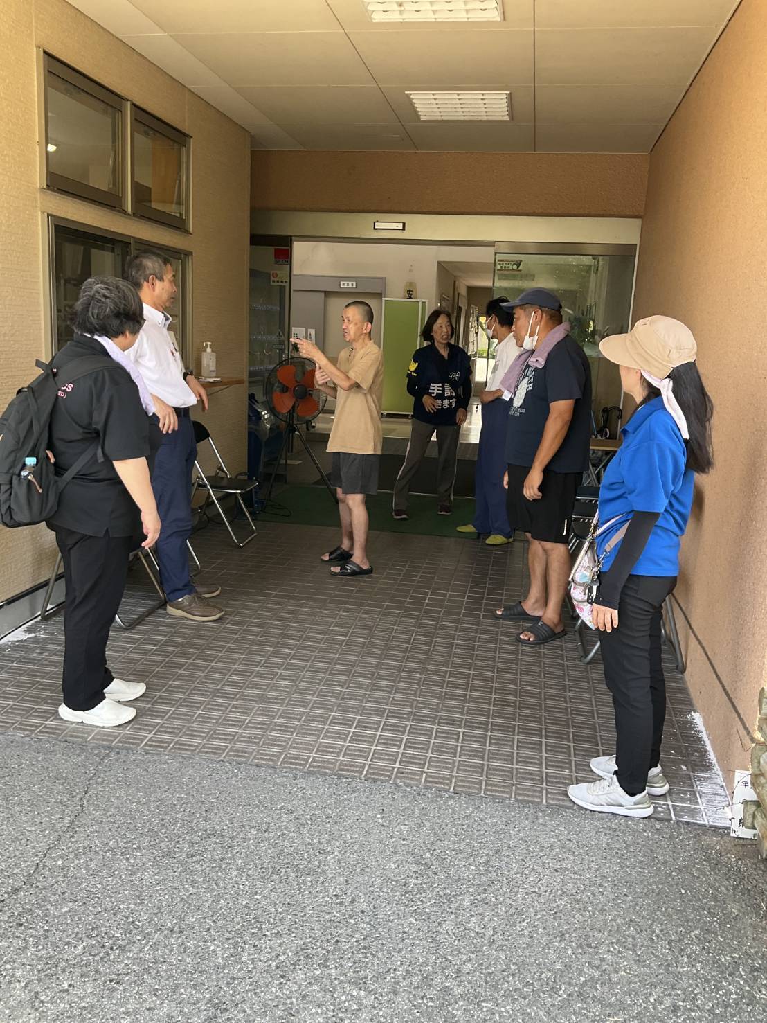 りんどう荘訪問（宇城市松橋町）入居者と手話でコミュニケーション