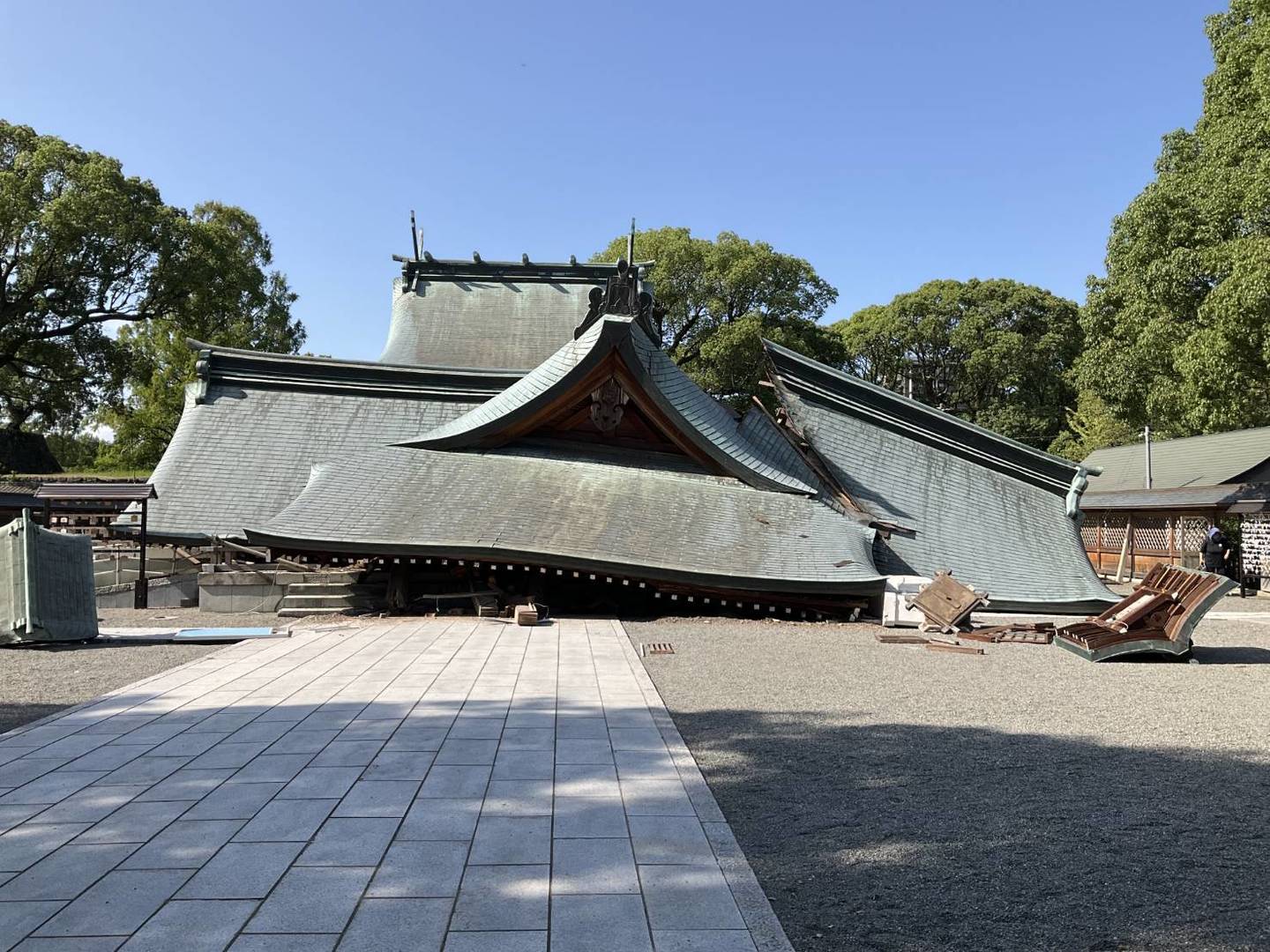 地震で倒壊した八代宮の拝殿