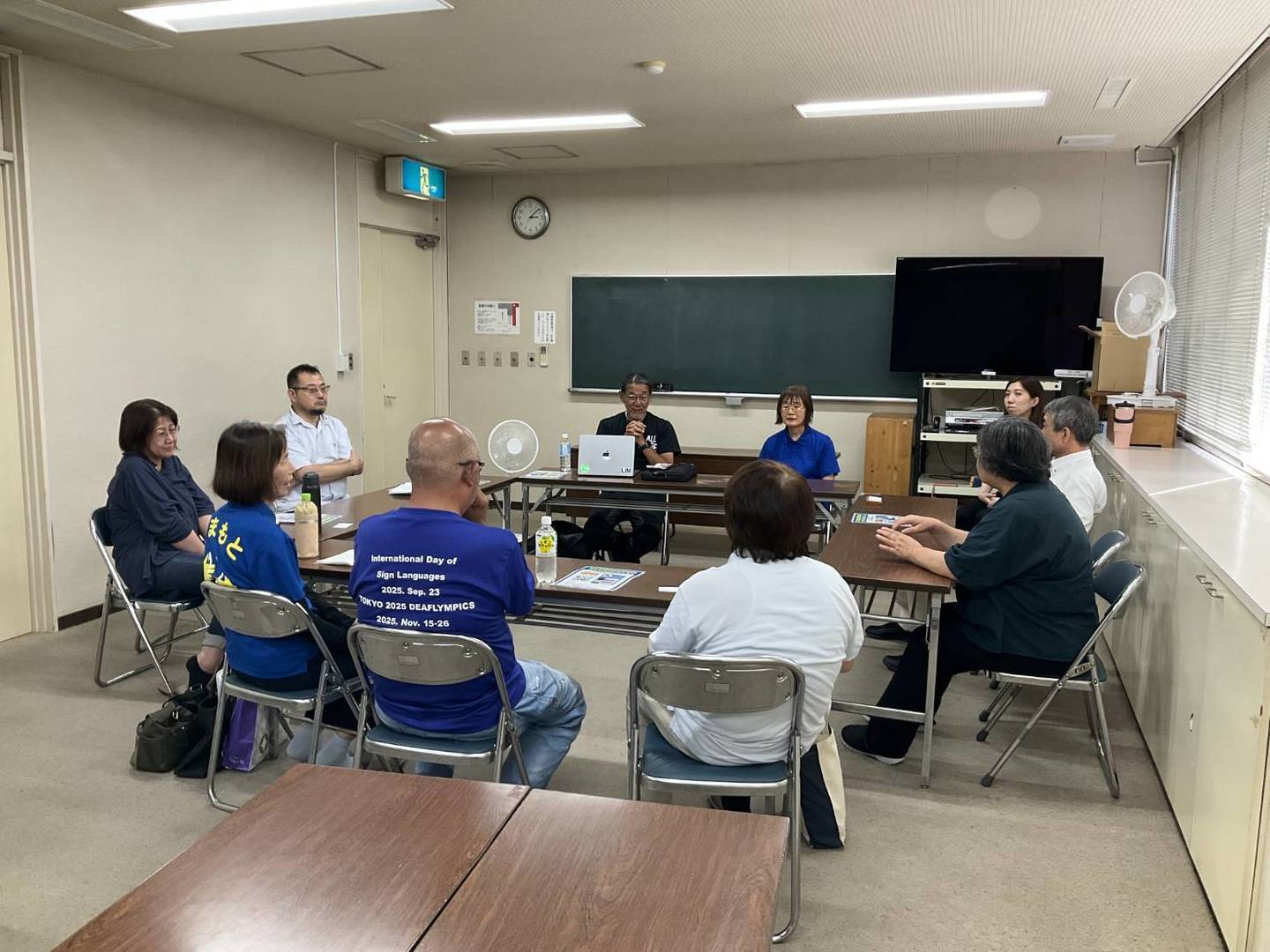 遠隔手話通訳サービス無償提供について協議の様子