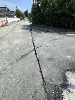被災者宅近くの道路に亀裂が発生した状況