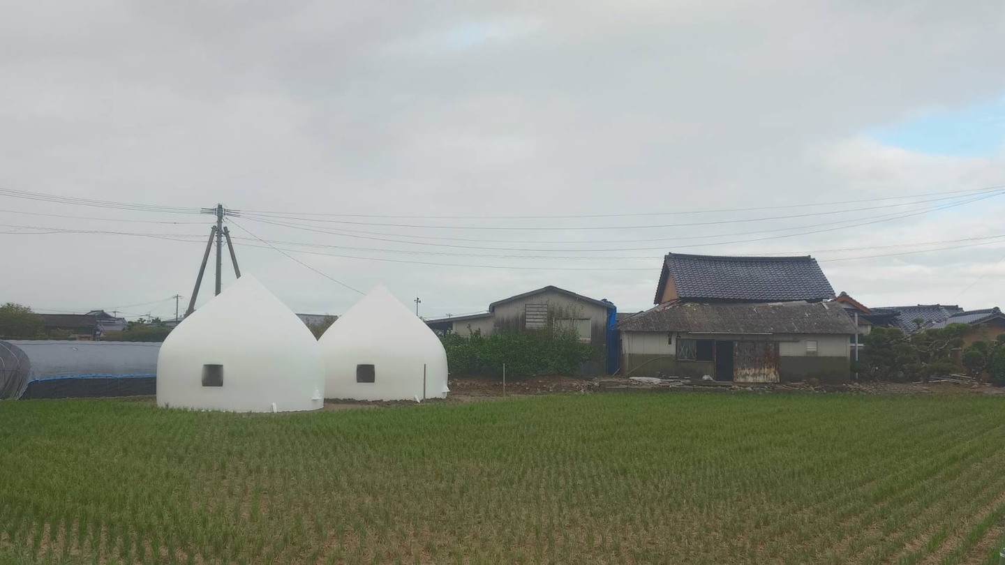 庭に設置されたインスタントハウス（氷川町）