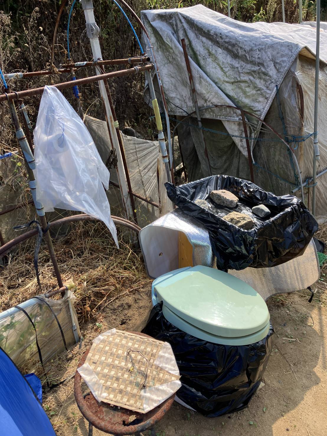 軒先避難に設置されたごみ置き場（氷川町）