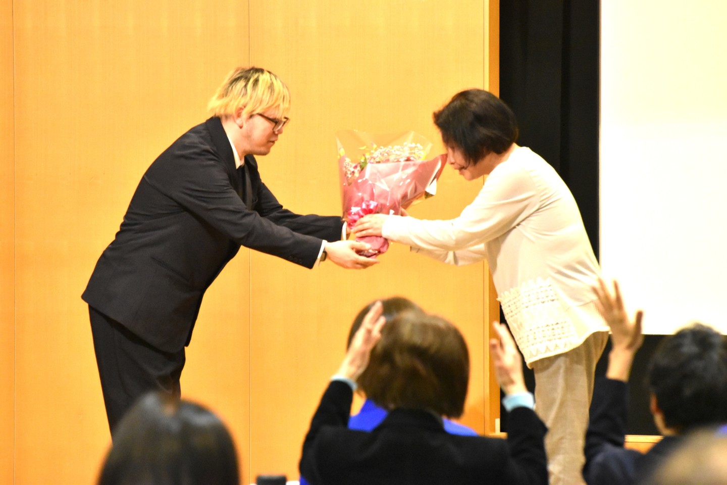 退職された水民喜代職員へ、長年のご尽力への感謝を込めて花束を贈呈しました